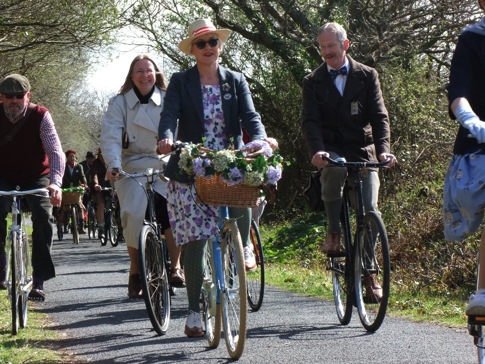 Ladies and Gentlemen of the 7th Velo Vintage run on the Tarka Trail